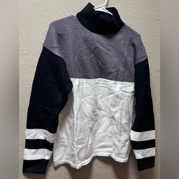 Xieerduo - Black and White Sweater with Striped Sleeves - Picture 5 of 7